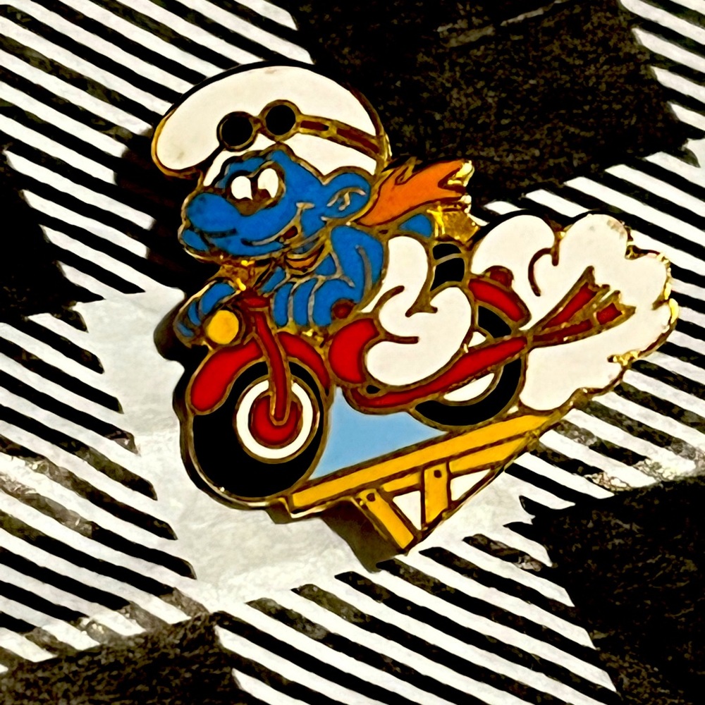 Vintage 1979 MOTORCYCLE SMURF PIN CLOISONNE PEYO JEWELRY SMURFS Brooch RARE